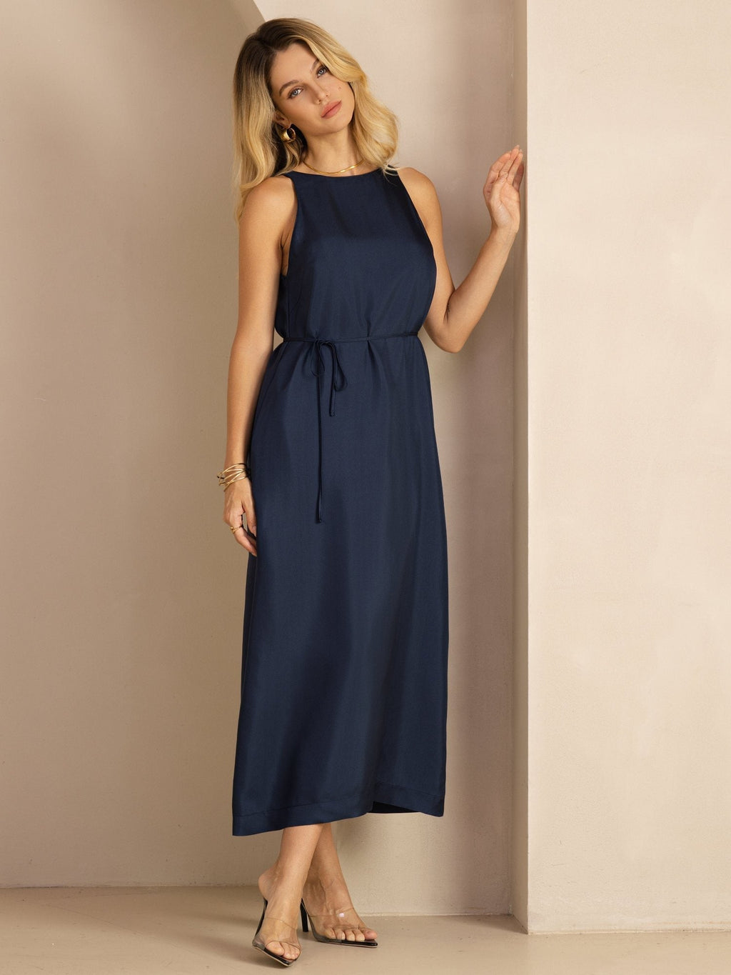Midi Kleid Aus 100 Prozent Maulbeerseide Mit Rundhalsausschnitt Ärmellosem Design Und Bindegürtel