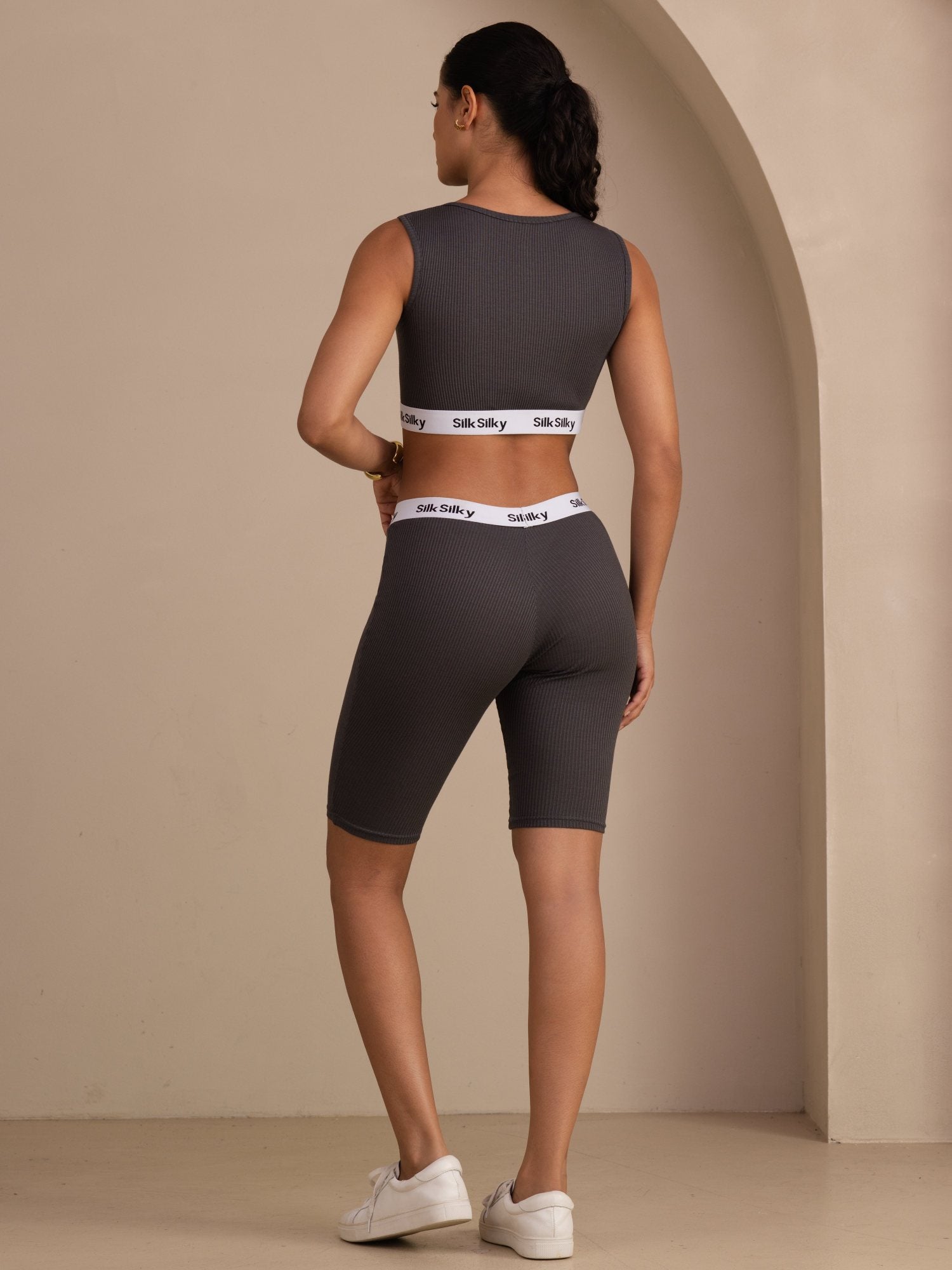 Silk Cotton Sporty Wide Strap Crop Tank Top Und High Waist Bike Shorts 2Pcs Set
