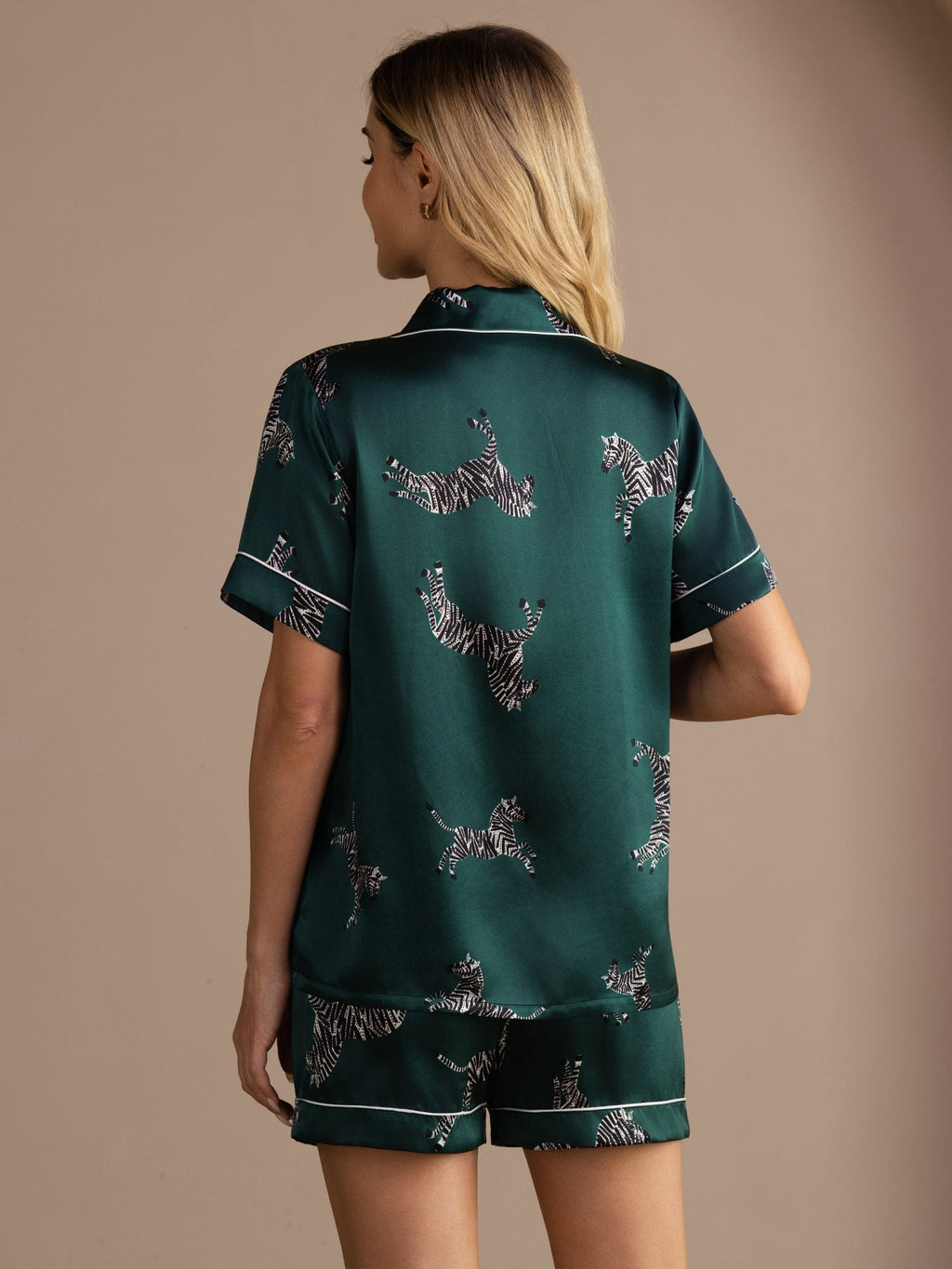100% Maulbeerseide Damen Kurzararm Knopf Pyjama Set Mit Zebra Print