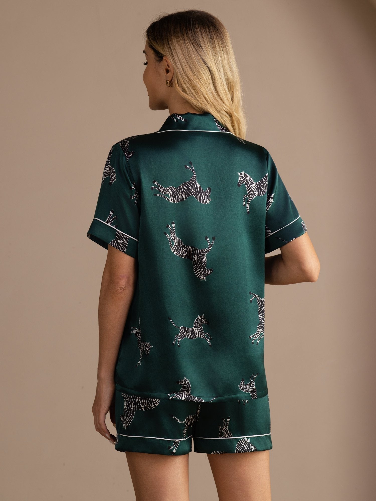 100% Maulbeerseide Damen Kurzararm Knopf Pyjama Set Mit Zebra Print