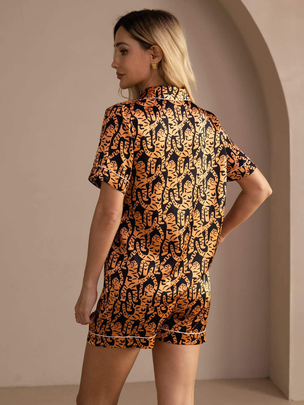 100% Maulbeerseide Damen Kurzararm Knopf Pyjama Set Mit Tiger Print