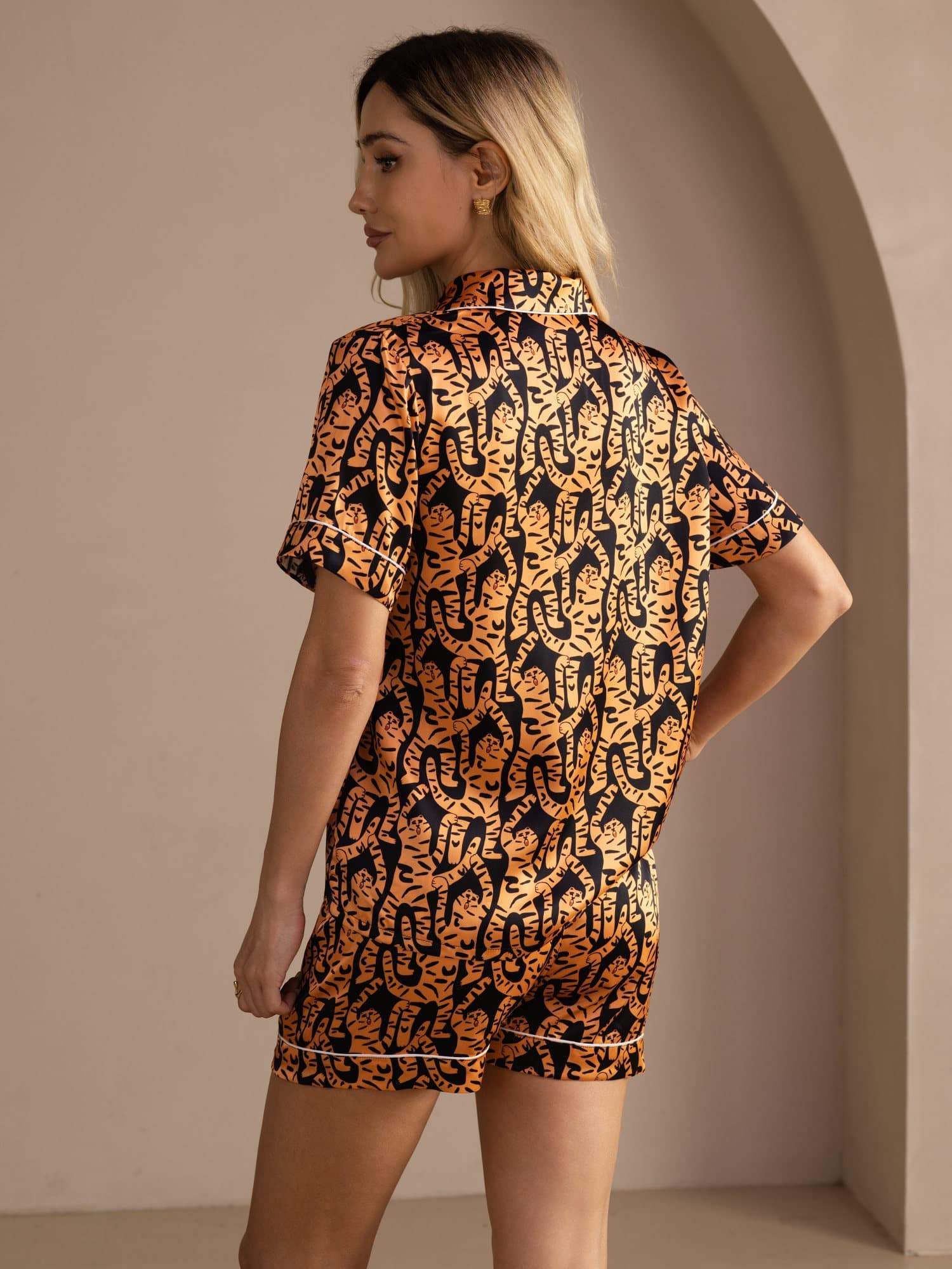 100% Maulbeerseide Damen Kurzararm Knopf Pyjama Set Mit Tiger Print