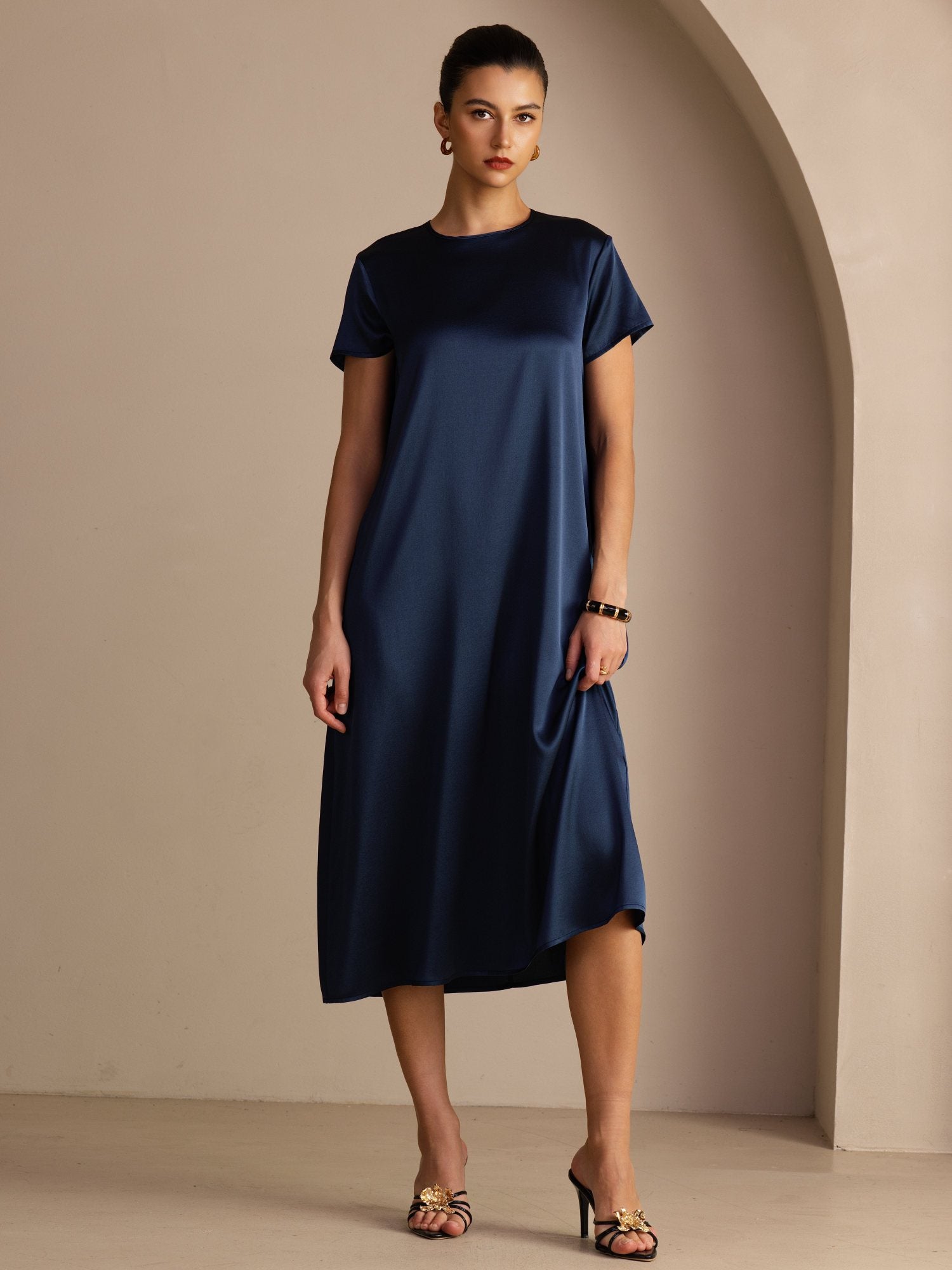 Midikleid aus 19 Momme Seide mit Rundhalsausschnitt Kurzarm und Seitentaschen