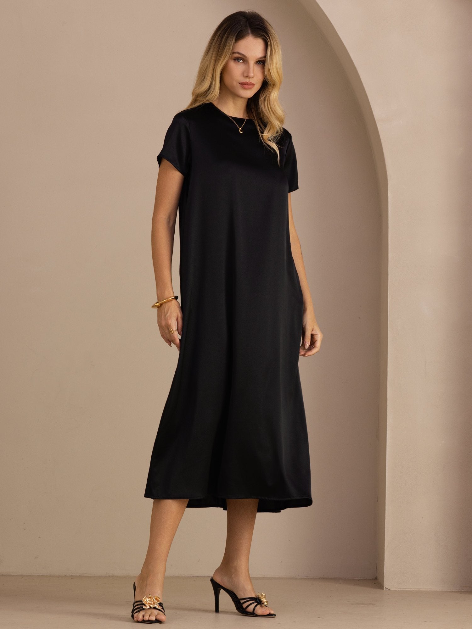 Midikleid aus 19 Momme Seide mit Rundhalsausschnitt Kurzarm und Seitentaschen