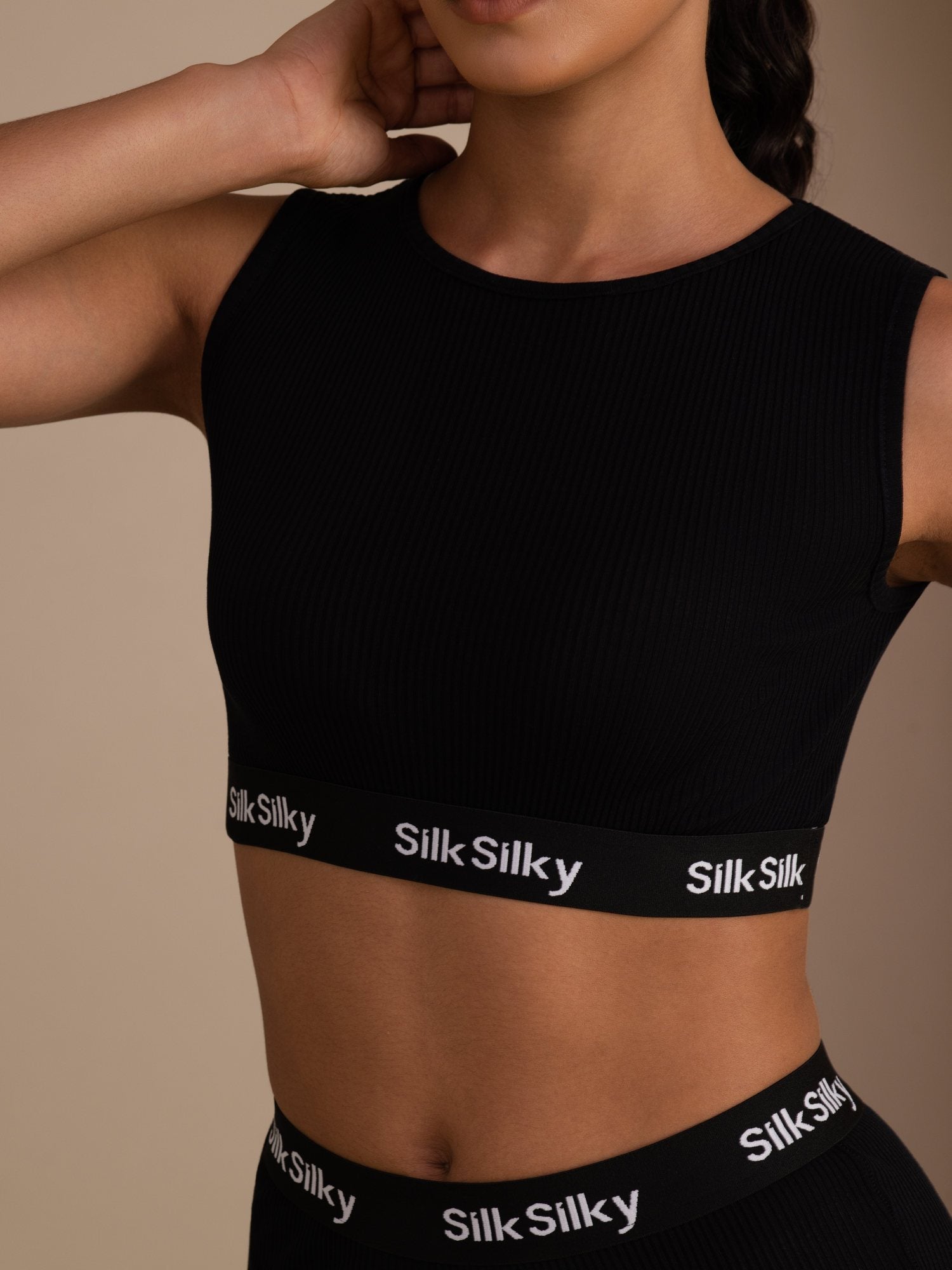 Seiden Baumwolle Sportliches Kurzes Tanktop Mit Breiten Trägern Und Logo Elastischem Band