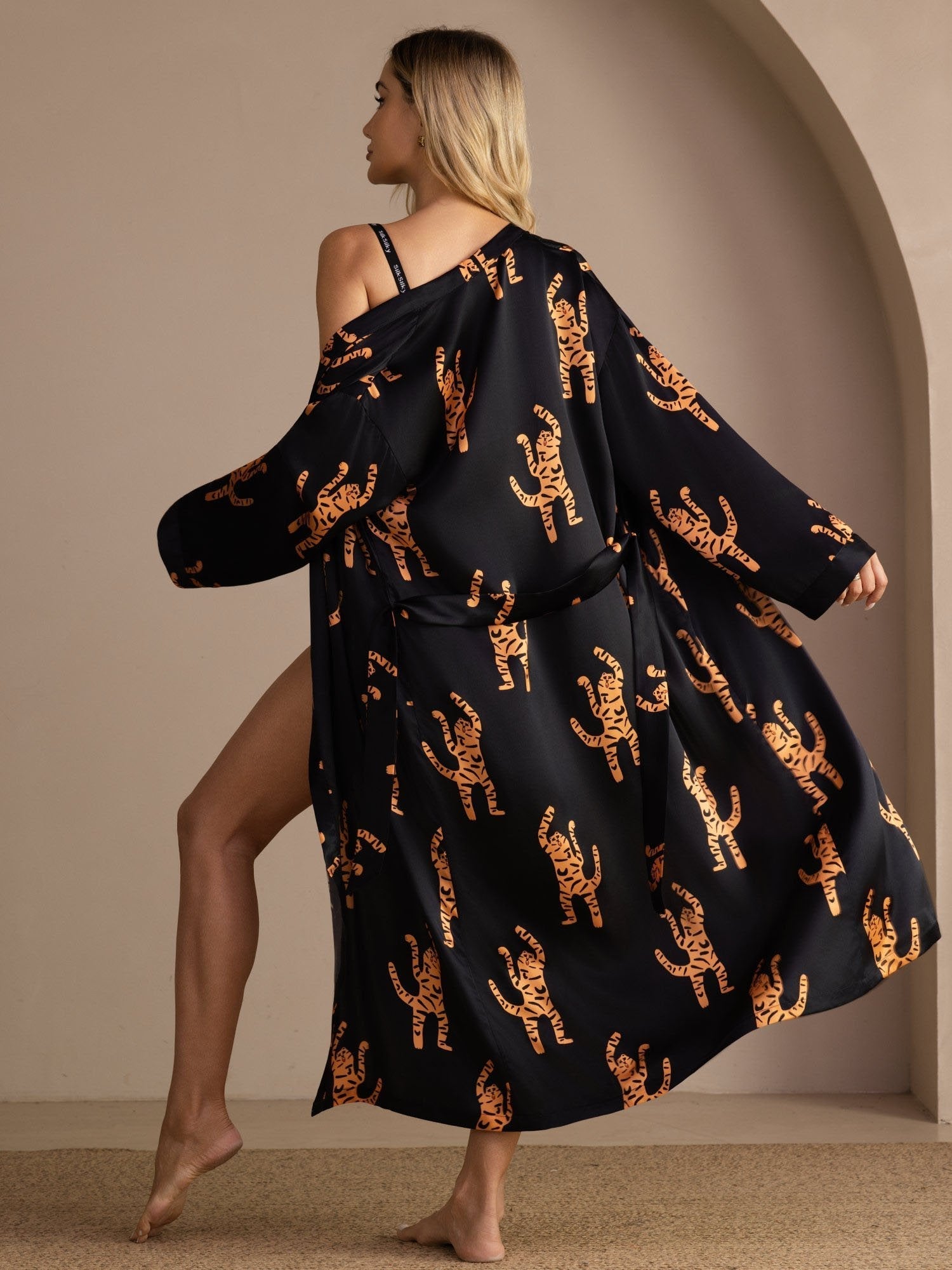 100% Maulbeerseide Damen Midi Morgenmantel Mit Tiger Print Und Gürtel