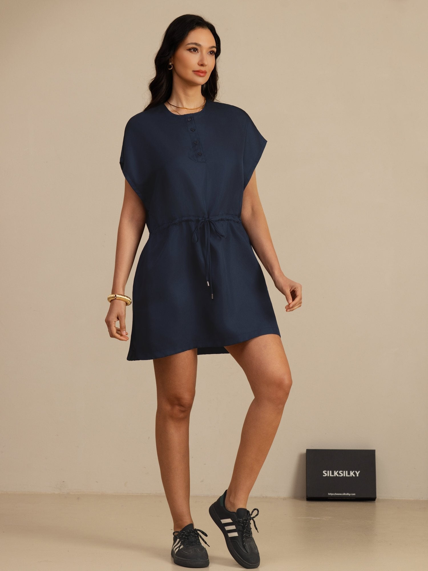Reine Seide Henley Kragen Cap Ärmel Kurzes Kleid Mit Kordelzug