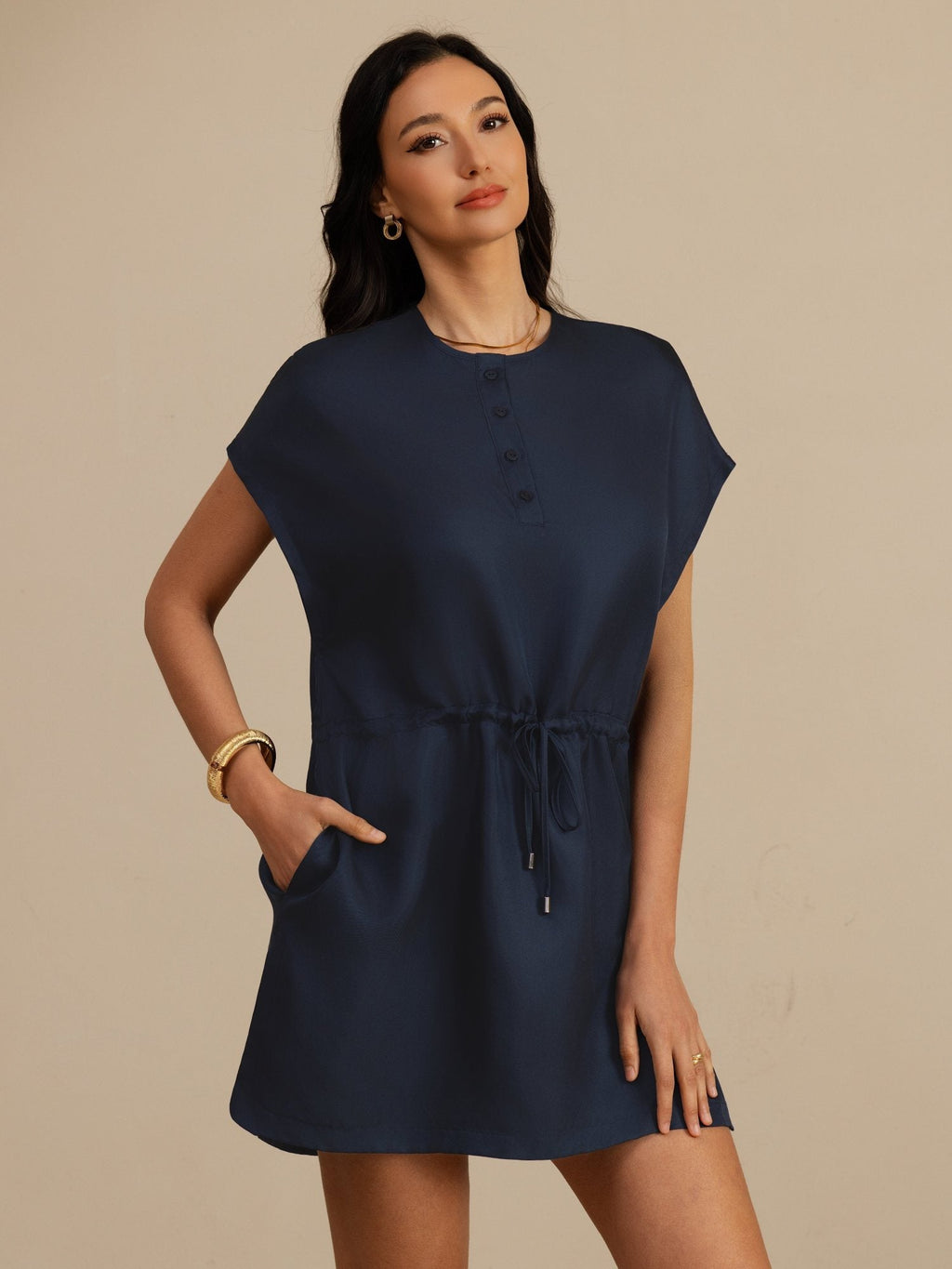 Reine Seide Henley Kragen Cap Ärmel Kurzes Kleid Mit Kordelzug