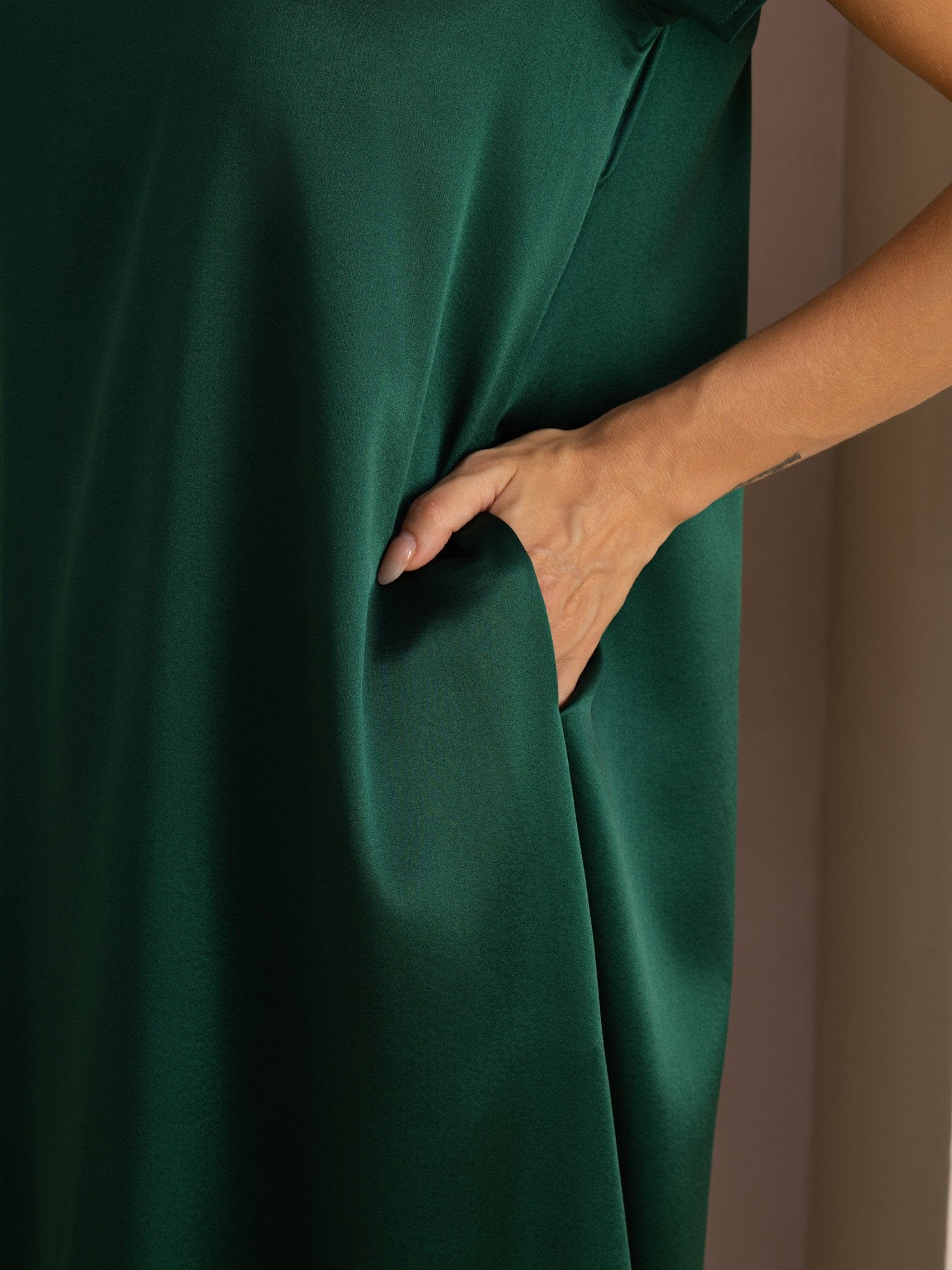 Midikleid aus 19 Momme Seide mit Rundhalsausschnitt Kurzarm und Seitentaschen