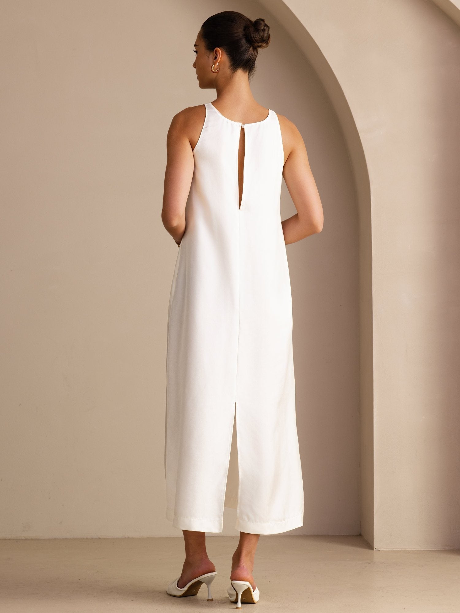 Midi Kleid Aus 100 Prozent Maulbeerseide Mit Rundhalsausschnitt Ärmellosem Design Und Bindegürtel