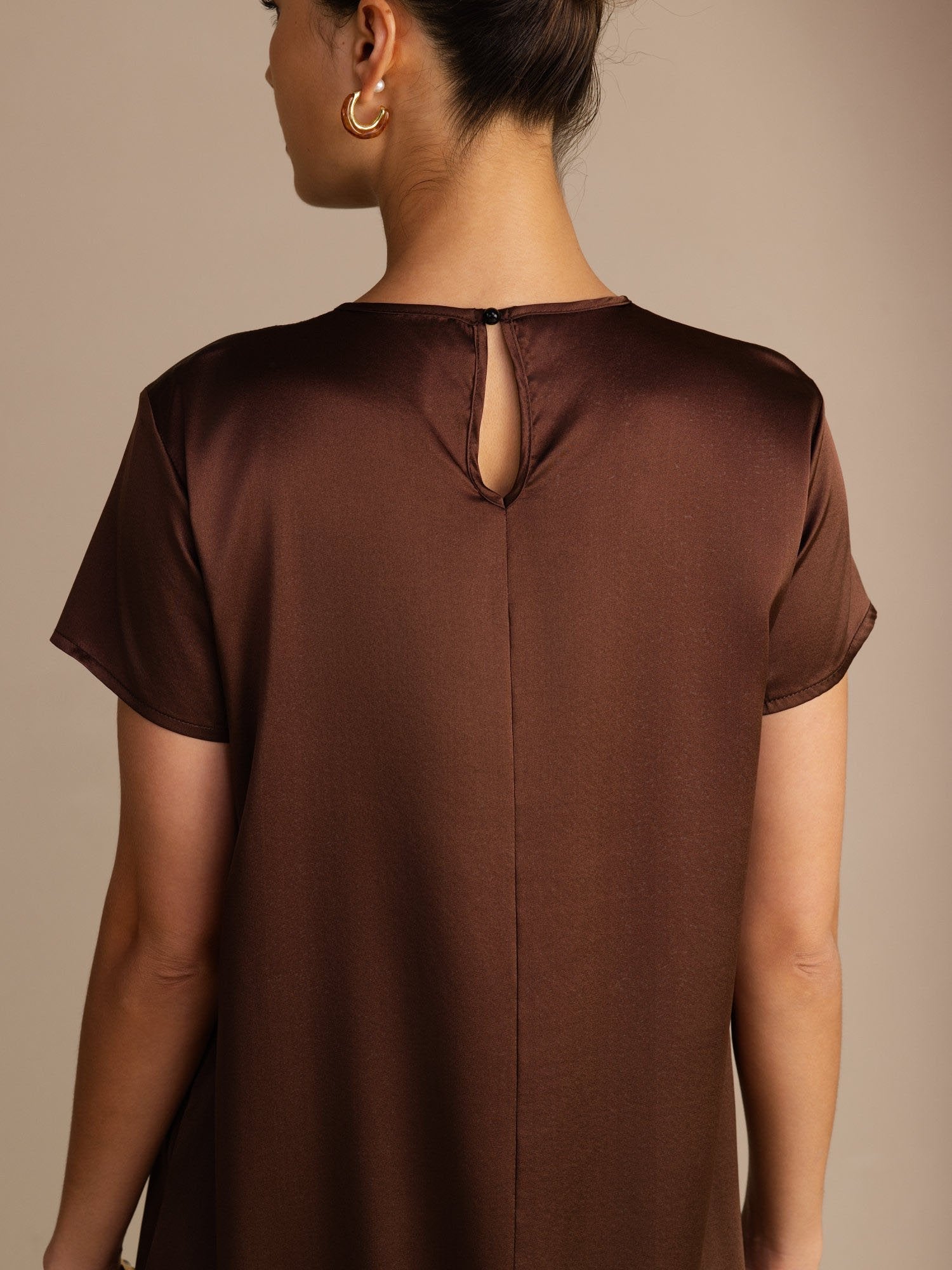 Midikleid aus 19 Momme Seide mit Rundhalsausschnitt Kurzarm und Seitentaschen