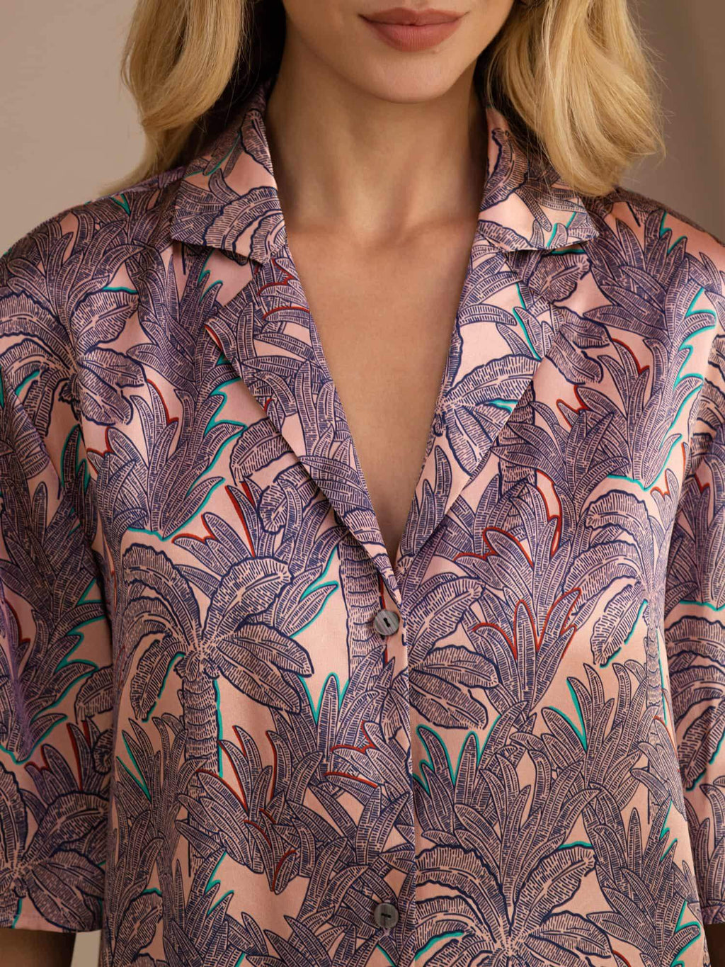 19Momme 100% Maulbeerseide Damen Pyjama Set Mit Palmenbaumdruck Kurzarm Knopfleiste