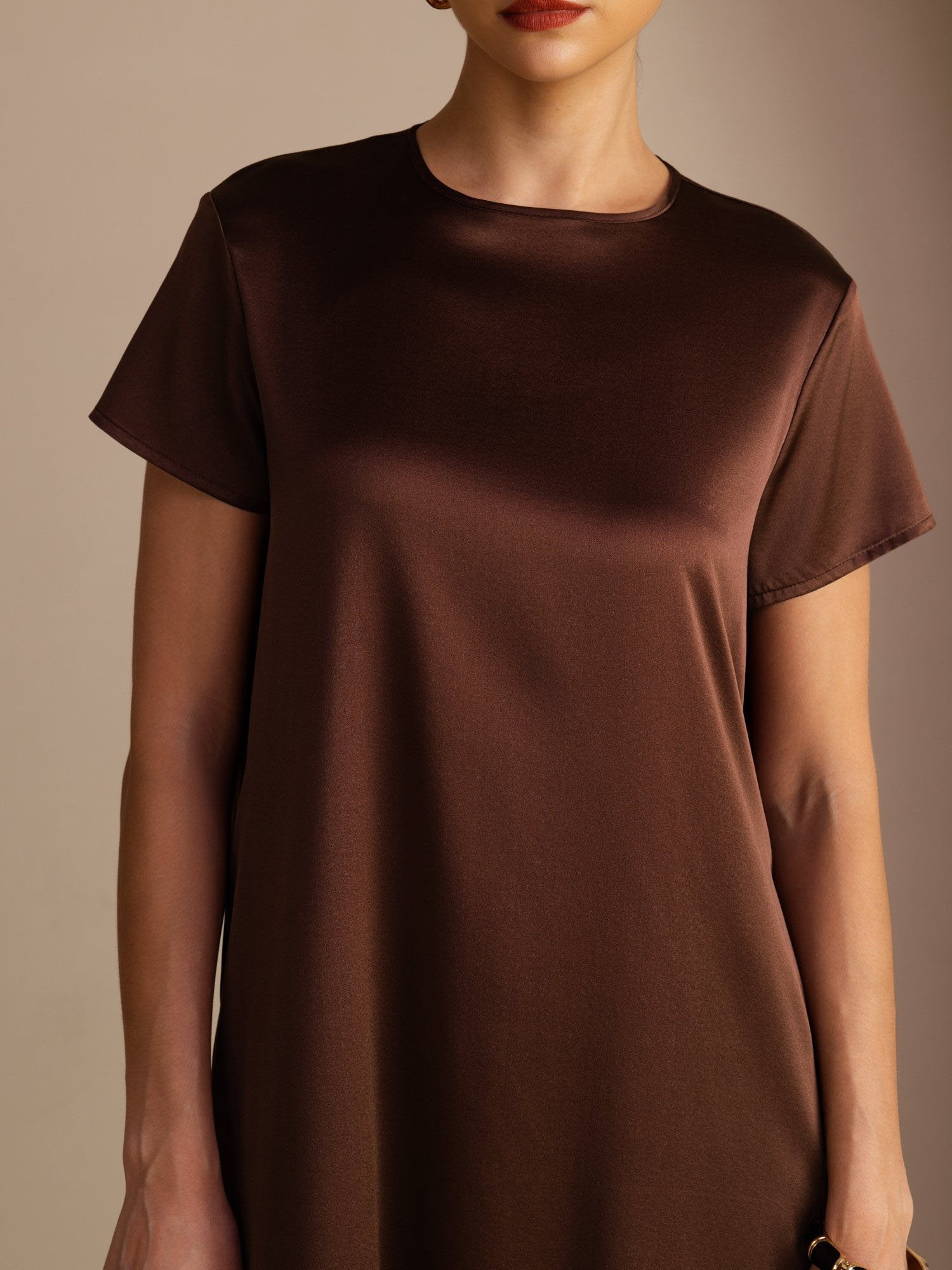 Midikleid aus 19 Momme Seide mit Rundhalsausschnitt Kurzarm und Seitentaschen