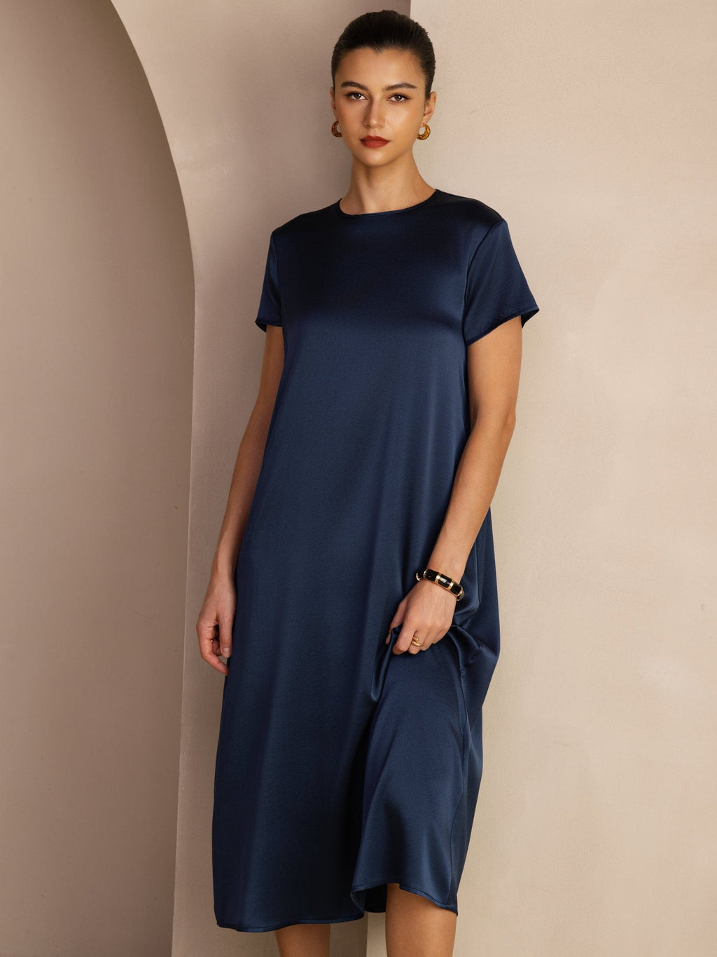 Midikleid aus 19 Momme Seide mit Rundhalsausschnitt Kurzarm und Seitentaschen