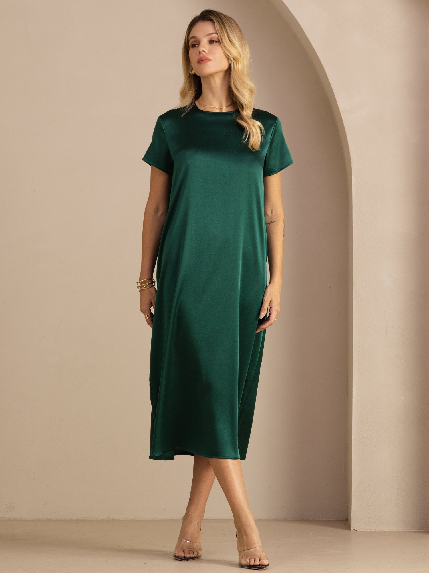 Midikleid aus 19 Momme Seide mit Rundhalsausschnitt Kurzarm und Seitentaschen