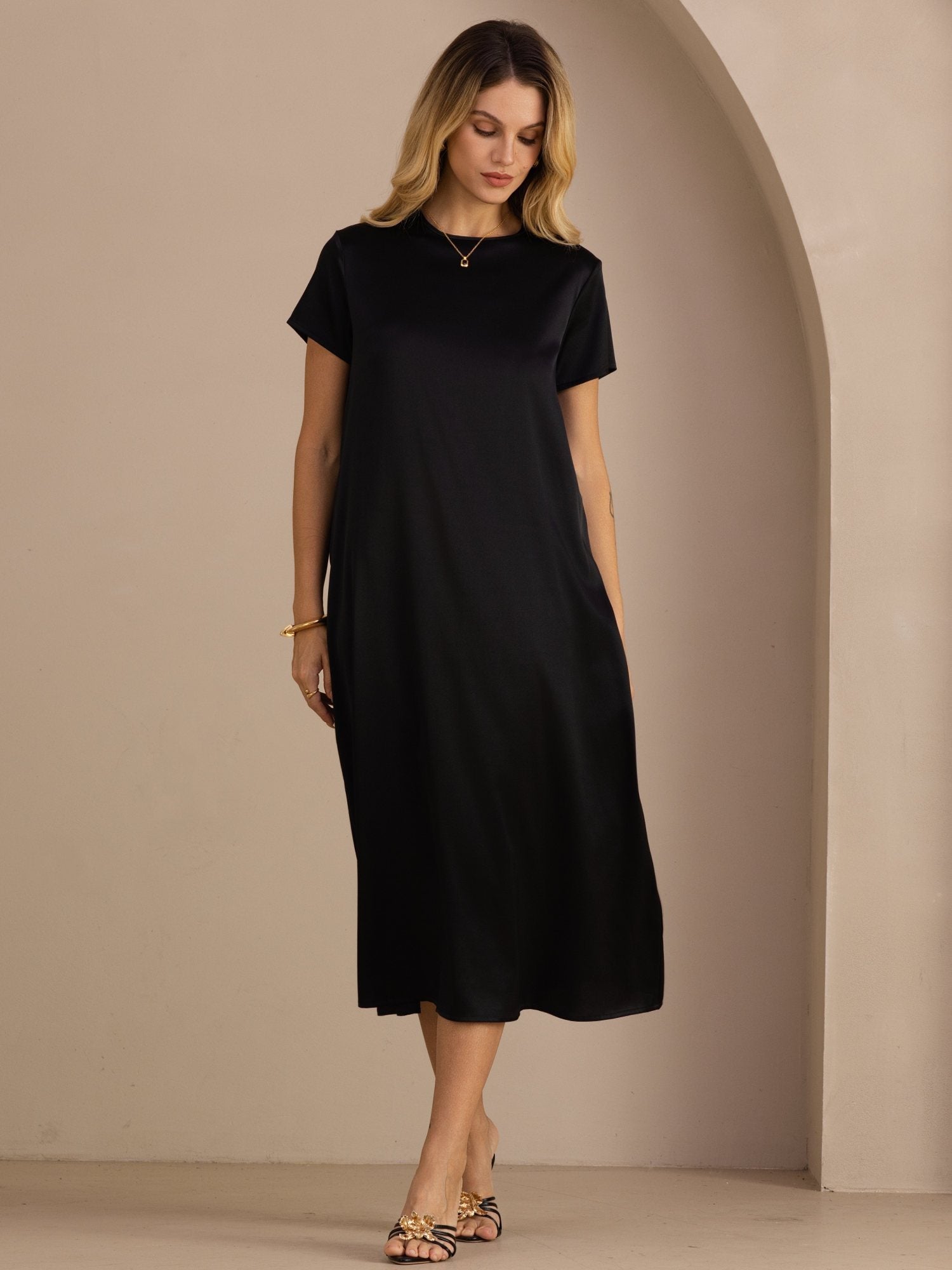 Midikleid aus 19 Momme Seide mit Rundhalsausschnitt Kurzarm und Seitentaschen