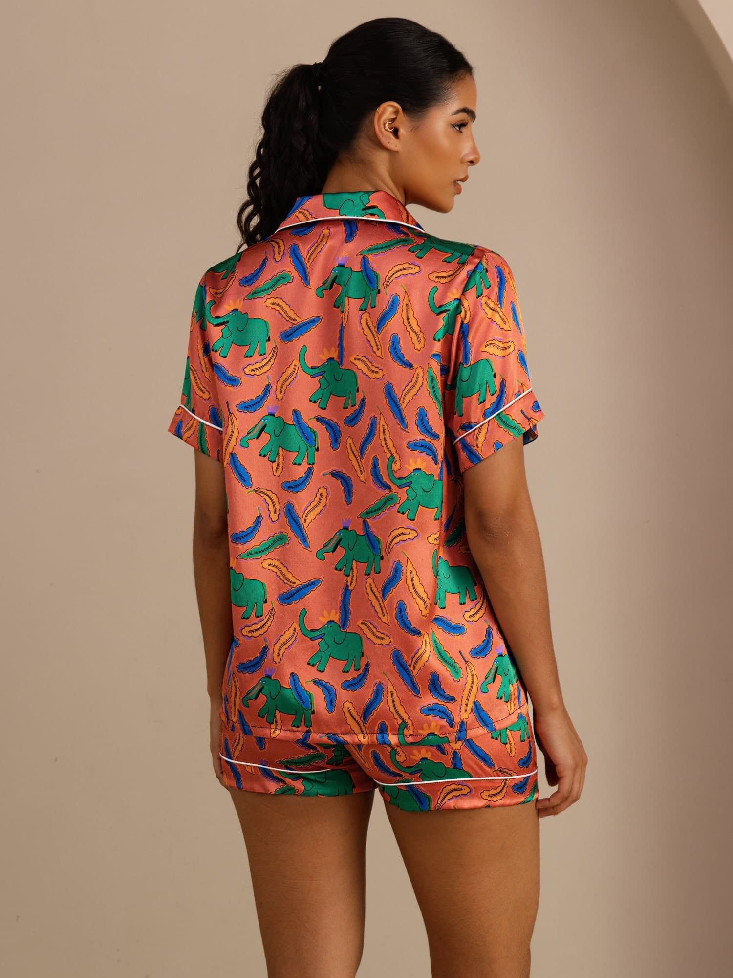 100% Maulbeerseide Damen Kurzararm Knopf Pyjama Set Mit Elefanten Print