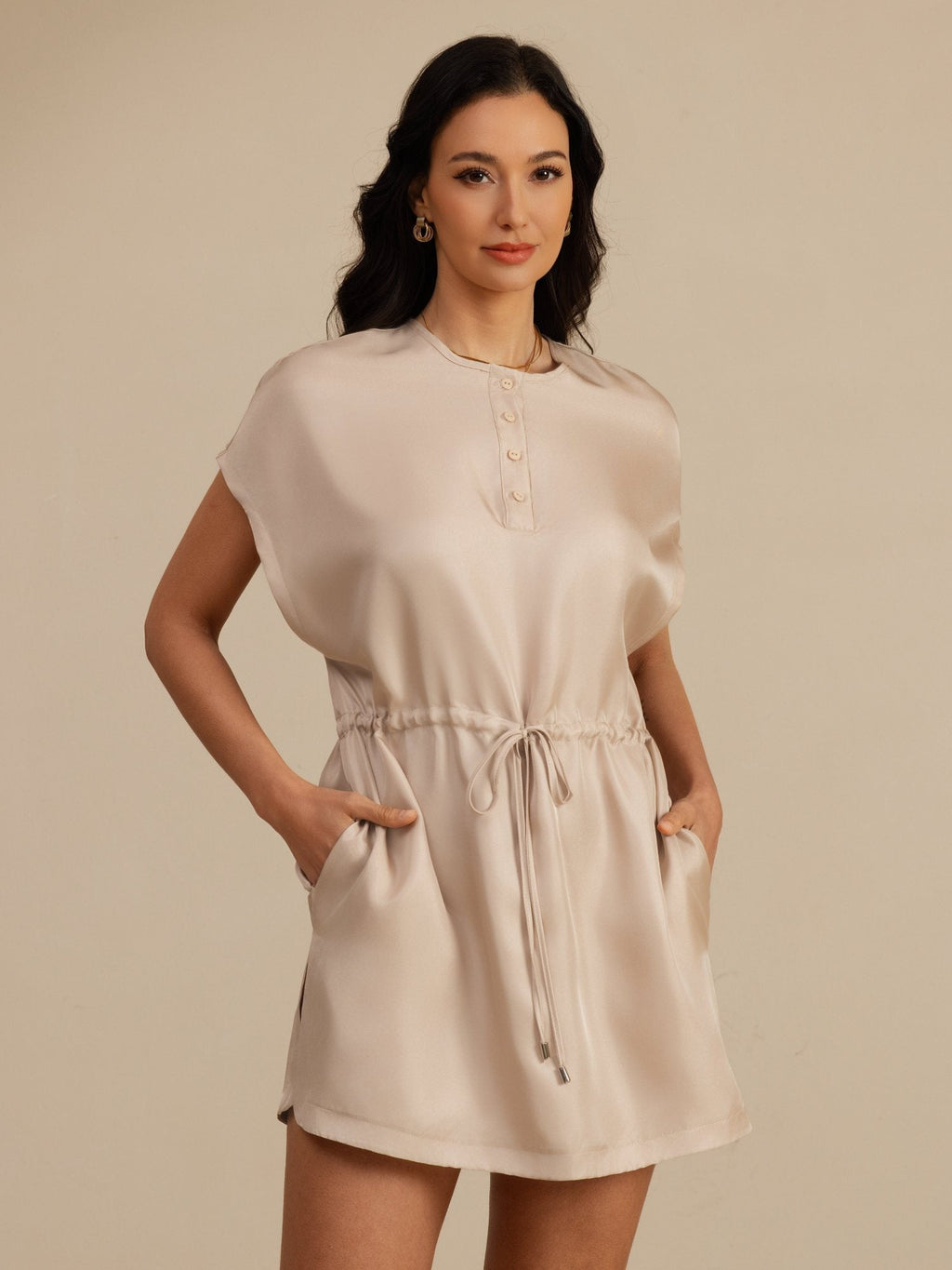 Reine Seide Henley Kragen Cap Ärmel Kurzes Kleid Mit Kordelzug