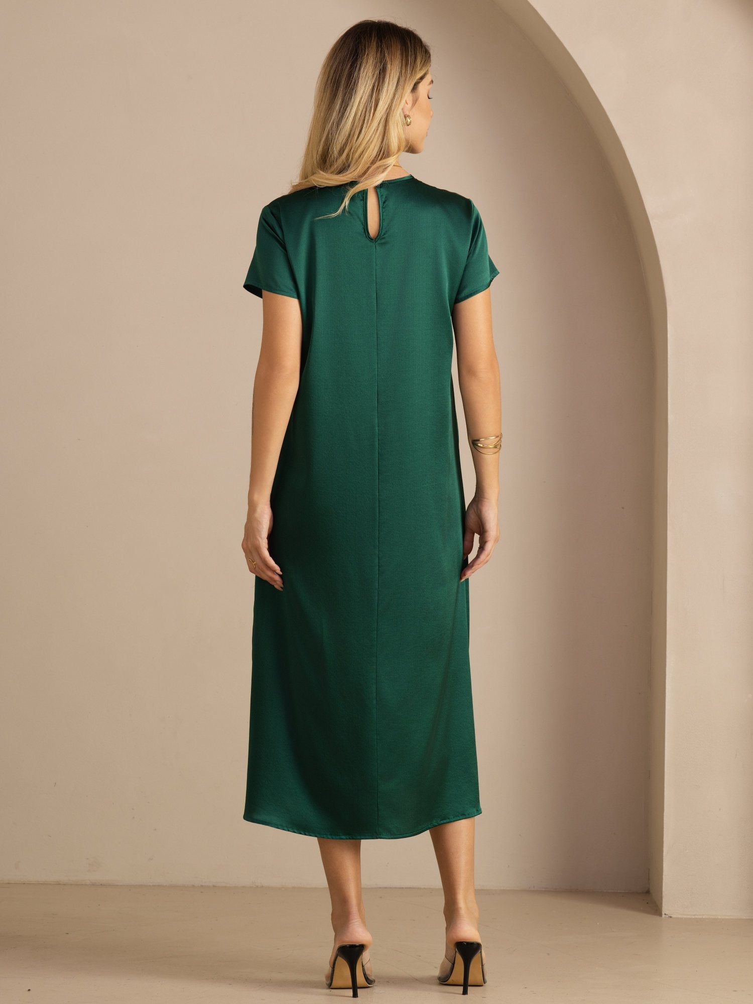 Midikleid aus 19 Momme Seide mit Rundhalsausschnitt Kurzarm und Seitentaschen