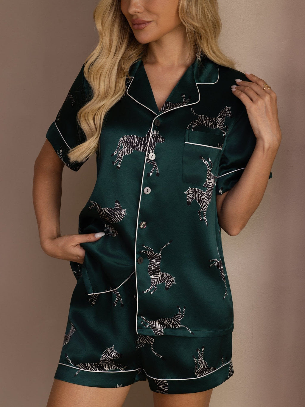 100% Maulbeerseide Damen Kurzararm Knopf Pyjama Set Mit Zebra Print