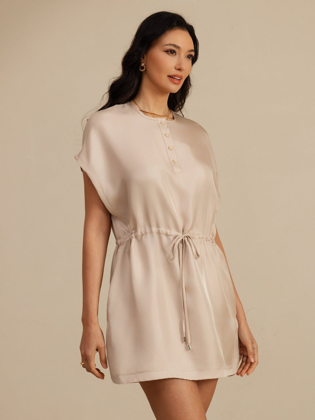 Reine Seide Henley Kragen Cap Ärmel Kurzes Kleid Mit Kordelzug