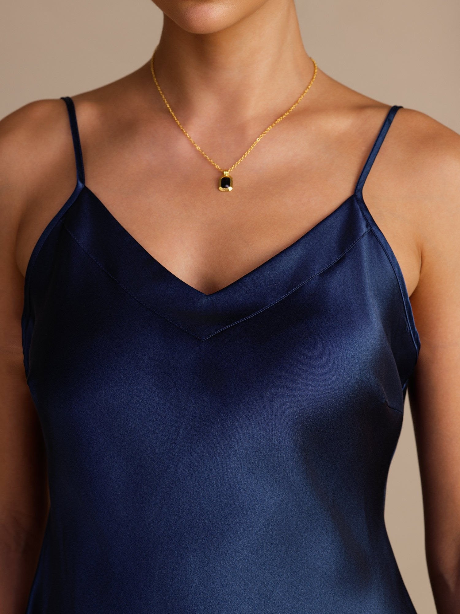 Damen Camisole Top Aus 100 Prozent Maulbeerseide Mit Verstellbaren Spaghettiträgern Und V Ausschnitt